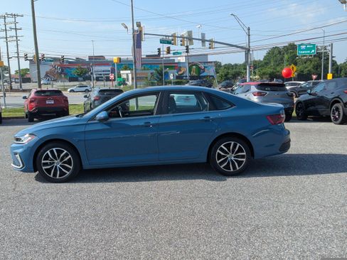 Used 2025 Volkswagen Jetta SE FWD image 5