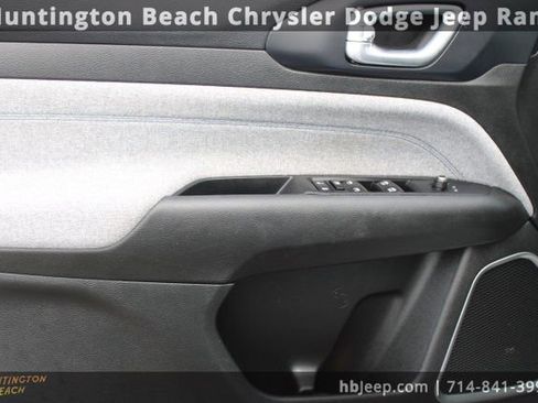 Used 2023 Jeep Compass Latitude image 10