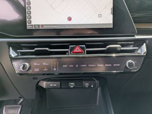 Certified 2024 Kia Niro FWD image 26