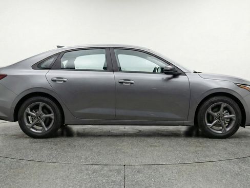 Used 2025 Kia K4 LXS image 11