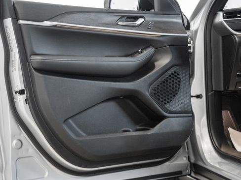 New 2025 Jeep Grand Cherokee L Limited w/ Luxury Tech Group II image 39