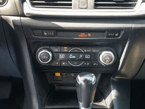 Used 2018 MAZDA MAZDA3 Touring FWD image 33