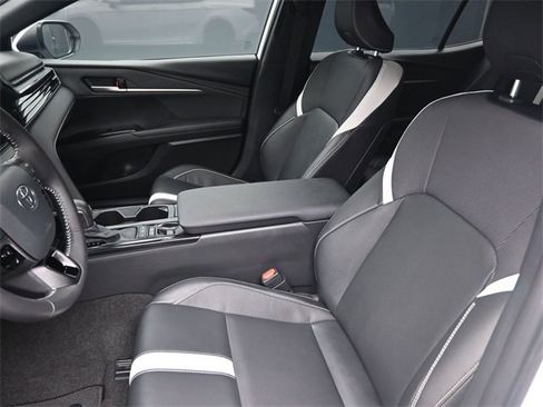 Used 2025 Toyota Camry SE w/ Convenience Package image 19