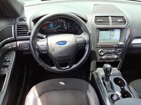 Used 2018 Ford Explorer XLT w/ Equipment Group 202A FWD image 11