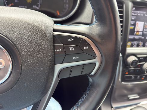 Used 2018 Jeep Grand Cherokee Laredo AWD/4WD image 19