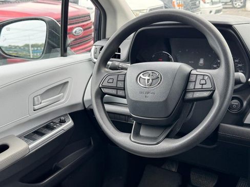 Used 2026 Toyota Sienna LE FWD image 21