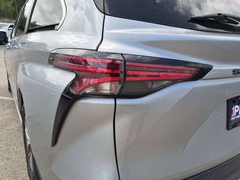 Used 2021 Toyota Sienna XLE FWD image 13
