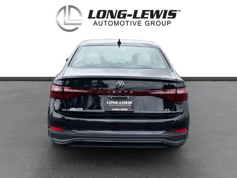 Certified 2025 Volkswagen Jetta SE w/ Sunroof Package FWD image 5