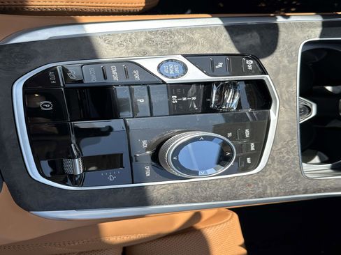 Used 2025 BMW X7 xDrive40i w/ Premium Package image 25