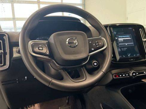 Used 2022 Volvo XC40 T5 Momentum image 14