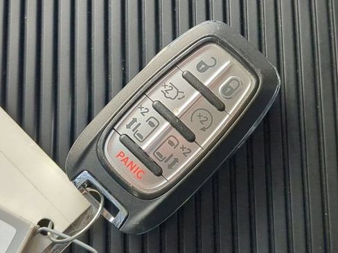 Used 2024 Chrysler Pacifica Limited FWD image 28