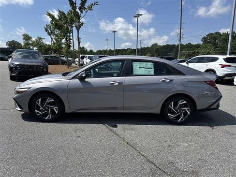 New 2025 Hyundai Elantra SEL image 4