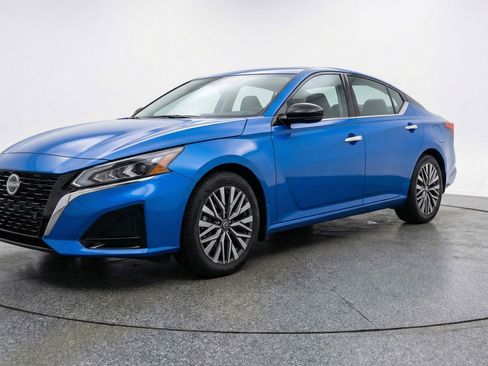 Used 2025 Nissan Altima 2.5 SV image 3