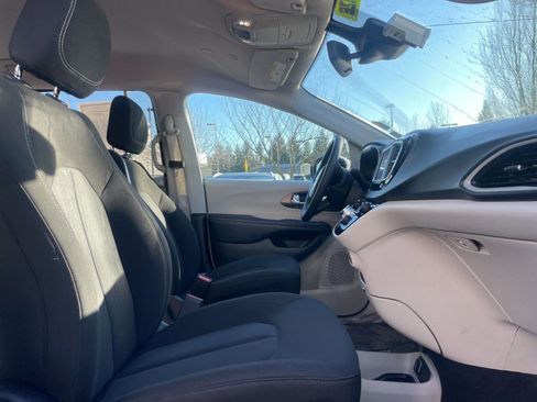 Used 2023 Chrysler Voyager LX FWD image 18