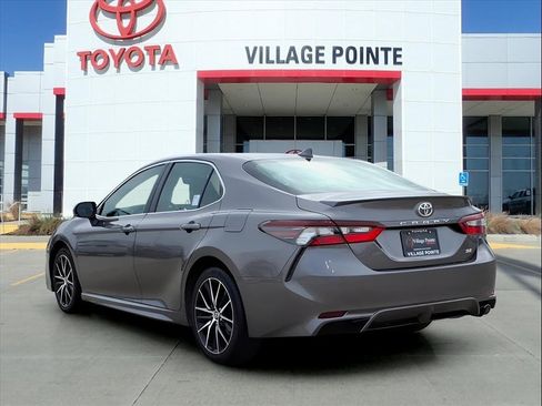 Used 2023 Toyota Camry SE image 3