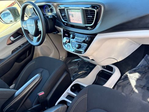 Used 2023 Chrysler Voyager LX image 10