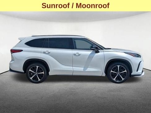 Used 2022 Toyota Highlander XSE AWD/4WD image 4