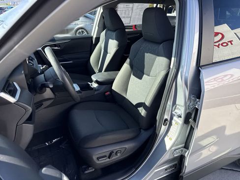 Used 2025 Toyota RAV4 XLE image 11