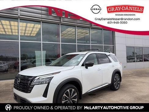 New 2026 Nissan Pathfinder Platinum image 1