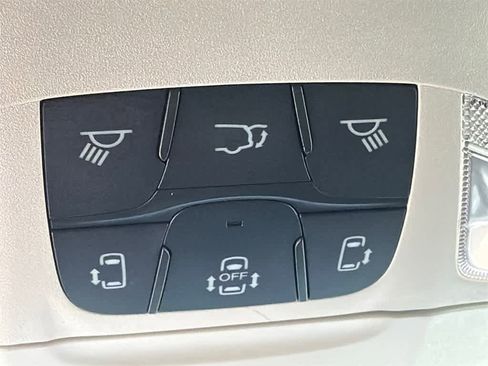 Used 2023 Chrysler Voyager LX image 33