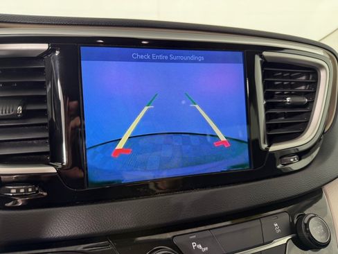 Used 2017 Chrysler Pacifica Touring FWD image 17
