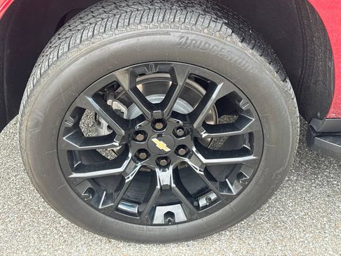 Used 2025 Chevrolet Suburban LT w/ Comfort Package RWD image 9