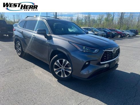 Used 2022 Toyota Highlander XLE AWD/4WD image 1