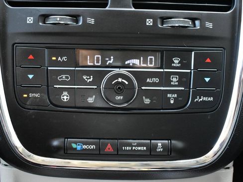 Used 2014 Chrysler Town & Country Touring-L w/ Driver Convenience Group FWD image 20