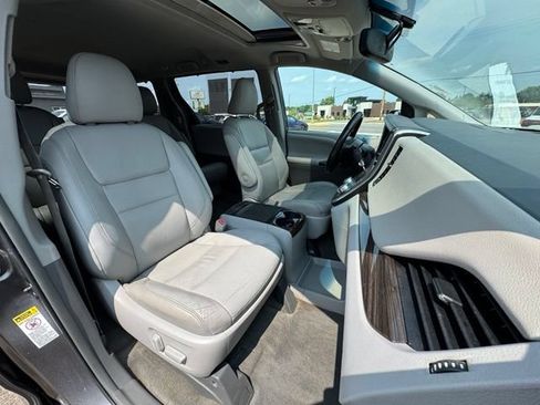 Used 2017 Toyota Sienna XLE w/ XLE Navigation Package FWD image 11