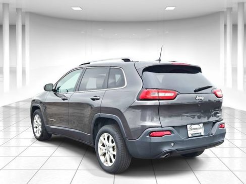 Used 2017 Jeep Cherokee Latitude w/ Comfort/Convenience Group FWD image 3