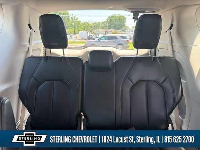 Used 2023 Chrysler Pacifica Touring-L FWD image 13