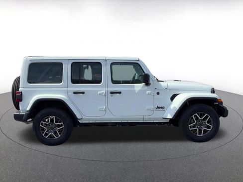 Used 2025 Jeep Wrangler Unlimited Sahara AWD/4WD image 16