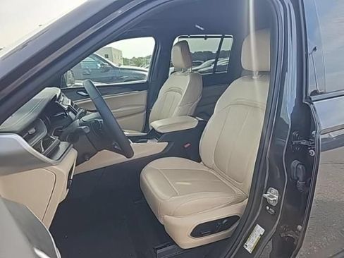 Used 2023 Jeep Grand Cherokee Limited w/ Luxury Tech Group II AWD/4WD image 3