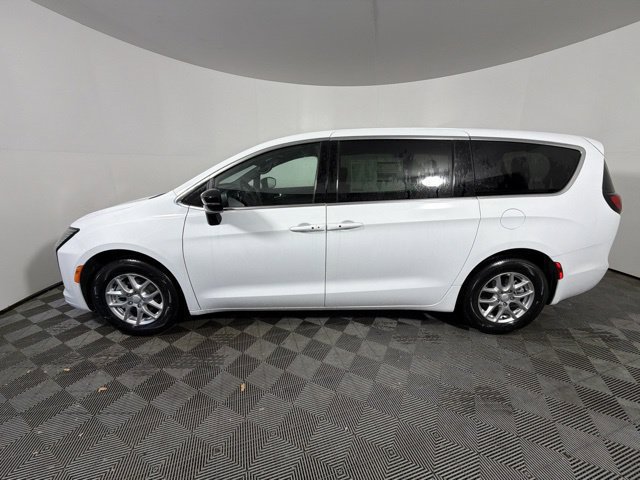 New 2027 Chrysler Pacifica Select FWD image 5