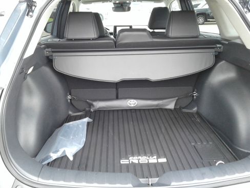 Used 2025 Toyota Corolla Cross XLE image 12