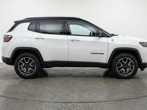 Used 2025 Jeep Compass Trailhawk image 11