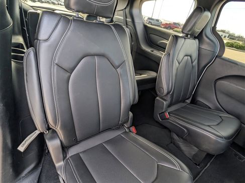 Used 2024 Chrysler Pacifica Touring-L w/ S Appearance Package image 34