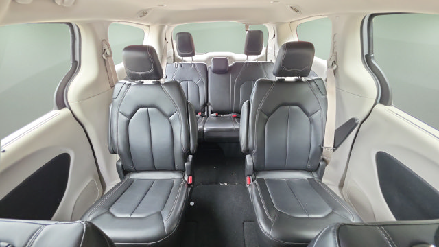 Used 2024 Chrysler Pacifica Touring-L FWD image 12