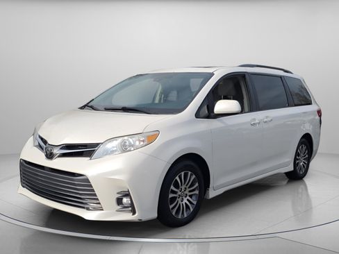 Certified 2018 Toyota Sienna XLE image 2