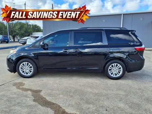 Used 2017 Toyota Sienna XLE Premium FWD image 5