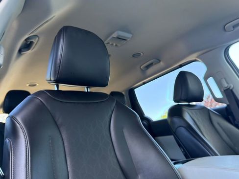 Used 2024 Kia Carnival EX FWD image 16