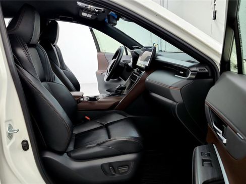 Used 2021 Toyota Venza Limited image 18