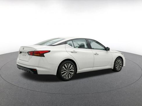 Used 2025 Nissan Altima 2.5 SV FWD image 9