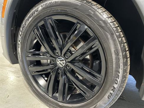 Certified 2022 Volkswagen Tiguan SE R-Line image 14