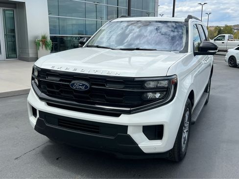 Used 2025 Ford Expedition Active AWD/4WD image 2