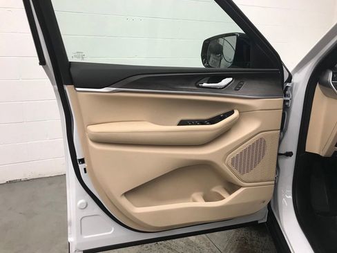 New 2025 Jeep Grand Cherokee L Limited image 9