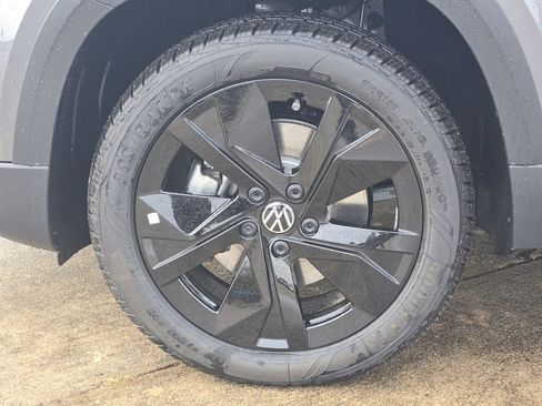 New 2026 Volkswagen Taos SE FWD image 10