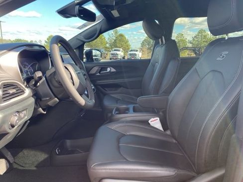 New 2026 Chrysler Pacifica Select image 11