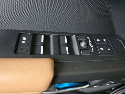 Used 2025 Land Rover Defender 110 X-Dynamic SE image 26