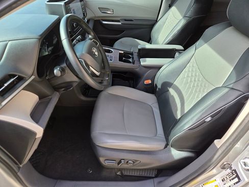 Used 2022 Toyota Sienna XLE image 12